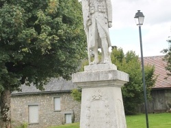 Photo paysage et monuments, Moustier-Ventadour - le monument aux morts