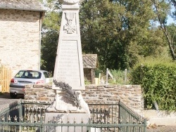 Photo paysage et monuments, Saint-Merd-de-Lapleau - le monument aux morts