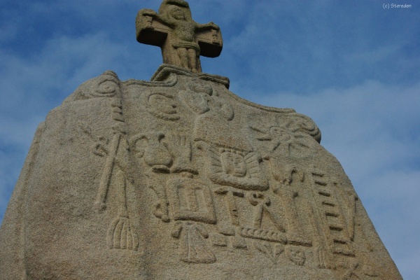 Photo Pleumeur-Bodou - Pleumeur-Bodou : le gigantesque menhir de Saint-Uzec, "christianisé" au 17e s