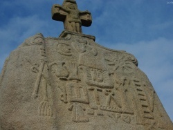 Photo paysage et monuments, Pleumeur-Bodou - Pleumeur-Bodou : le gigantesque menhir de Saint-Uzec, "christianisé" au 17e s