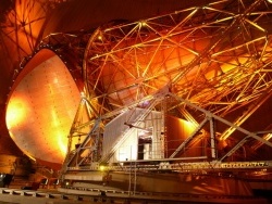 Photo paysage et monuments, Pleumeur-Bodou - Pleumeur-Bodou : l'antenne, sous le Radôme