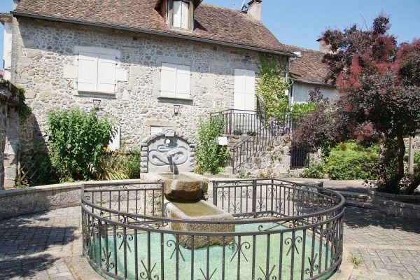 Photo Abjat-sur-Bandiat - la Fontaine