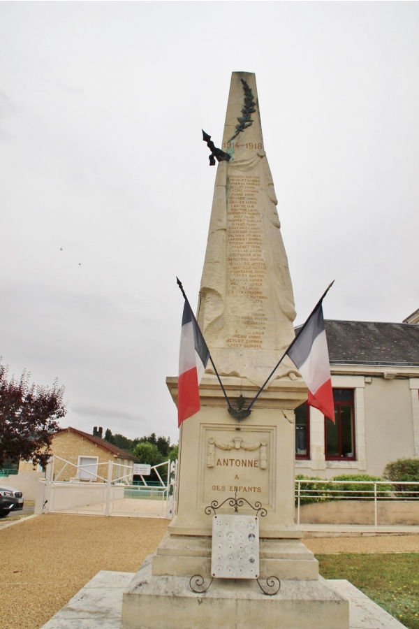 Photo Antonne-et-Trigonant - le Monument Aux Morts