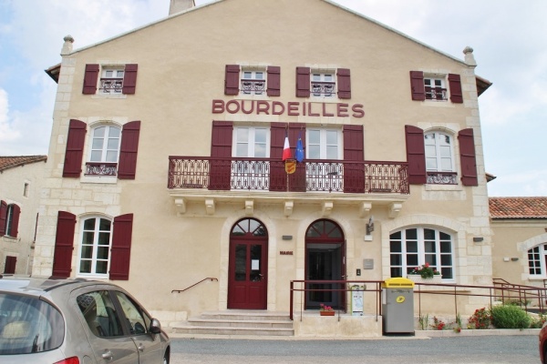 Photo Bourdeilles - la mairie