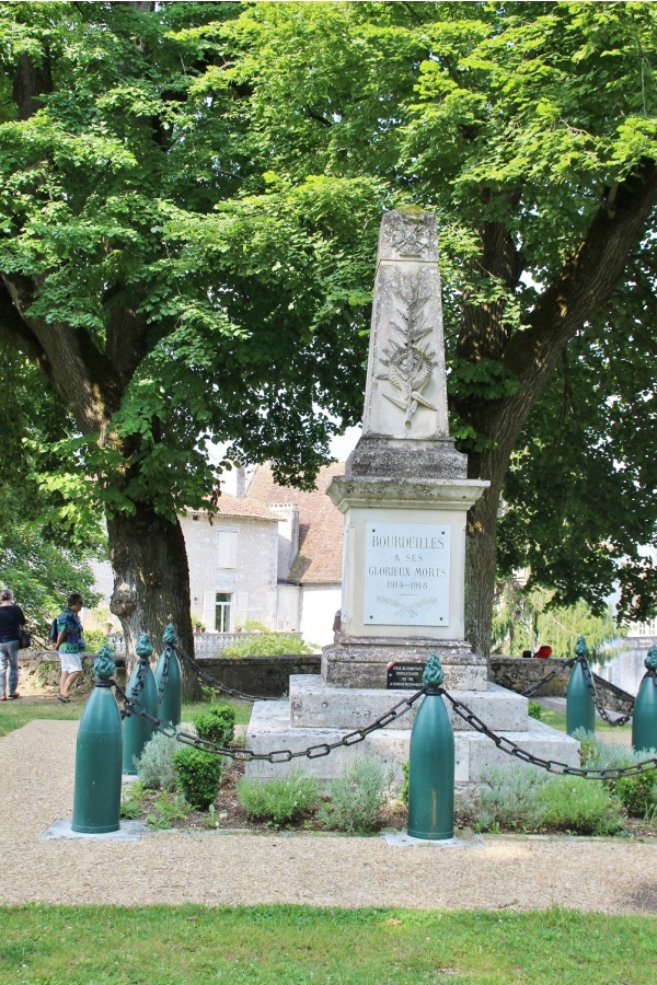 Photo Bourdeilles - le Monuments Aux Morts