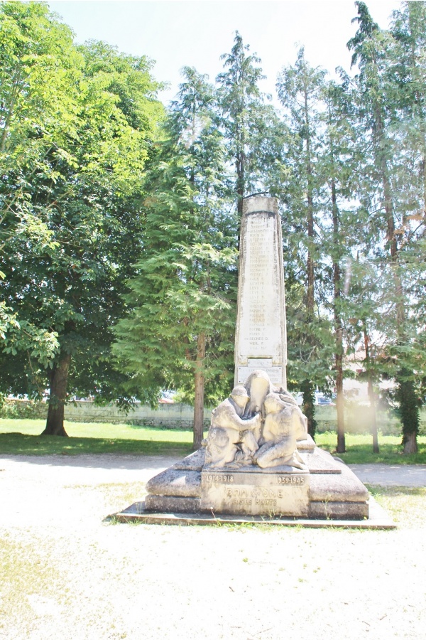 Photo Brantôme - le monument aux morts