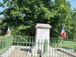 Photo paysage et monuments, Bussac - le monument aux morts