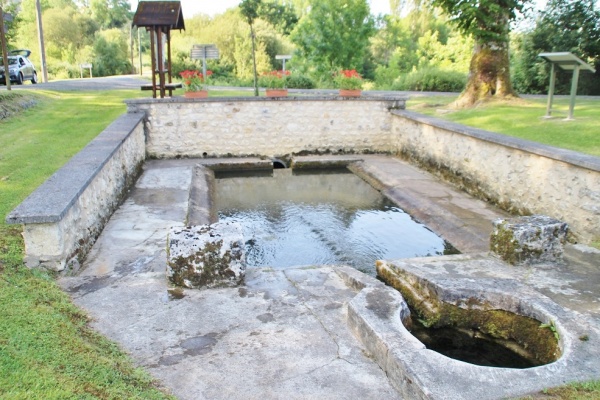 Photo La Chapelle-Montmoreau - le lavoir