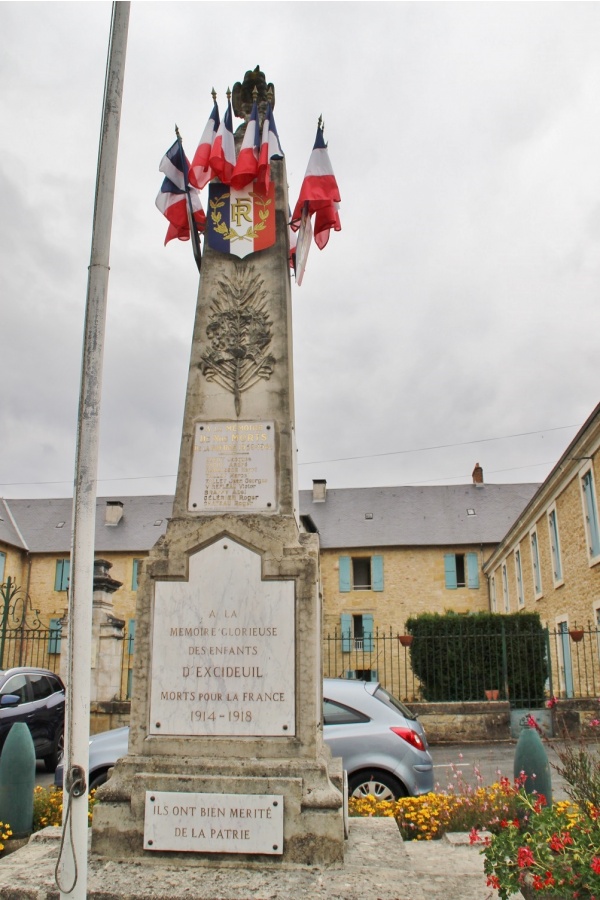 Photo Excideuil - le monument aux morts