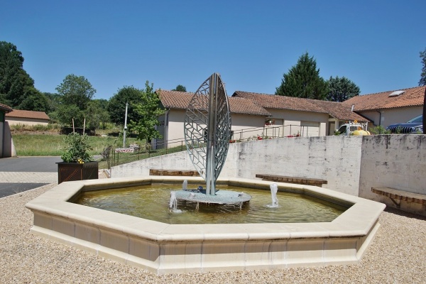 Photo Milhac-de-Nontron - la fontaine