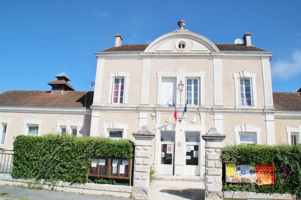 Photo Paussac-et-Saint-Vivien - la mairie