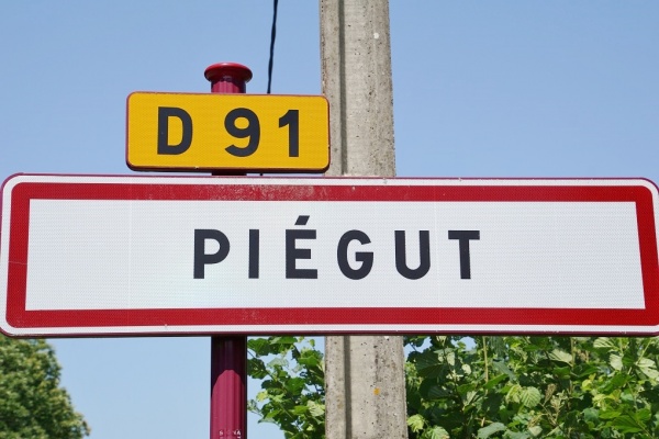 Photo Piégut-Pluviers - Piégut-pluviers (24360)