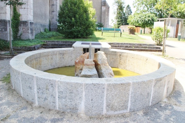 Photo Piégut-Pluviers - la fontaine