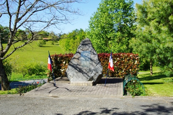 Photo Saint-Avit-de-Vialard - le monument aux morts