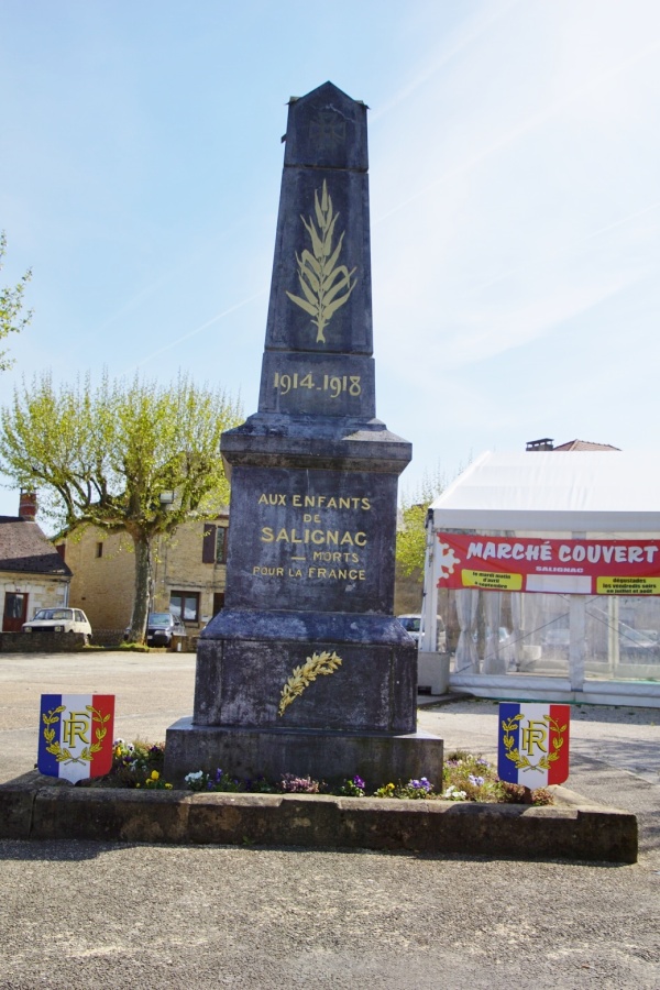 Photo Salignac-Eyvigues - le monument aux morts