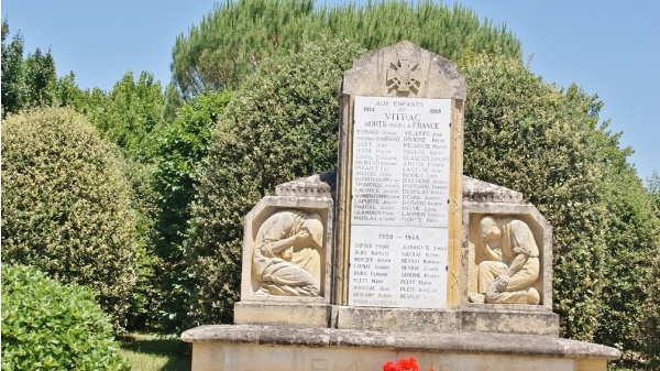 Photo Vitrac - le monument aux morts