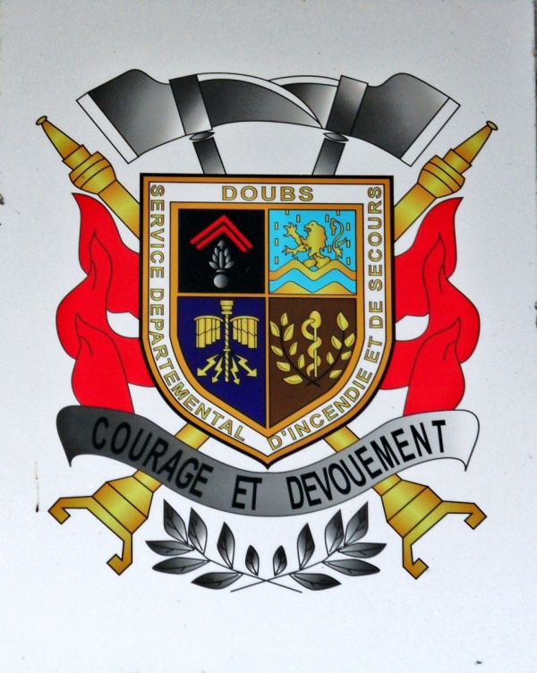 Arc et Senans.Ecusson au local des pompiers.
