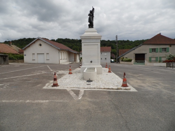 Photo Épeugney - FONTAINE JEANNE D'ARC rès de l'église d'EPEUGNEY