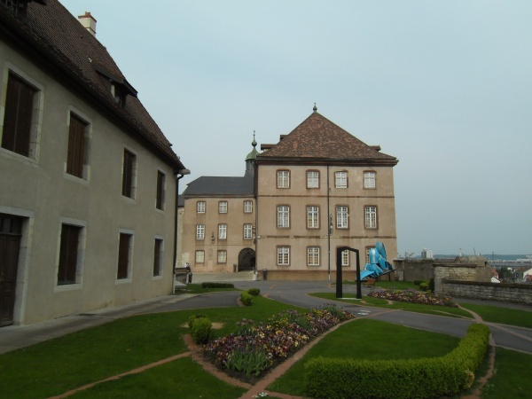 Enceinte du château (avril 2011)