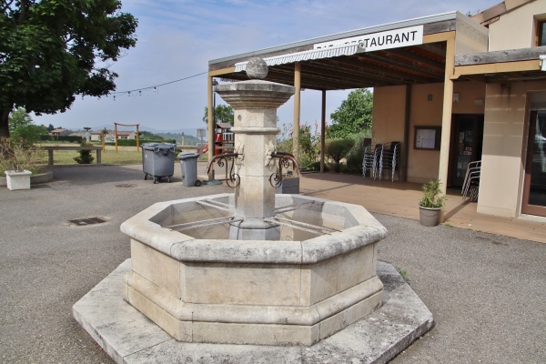 Photo La Baume-Cornillane - la fontaine