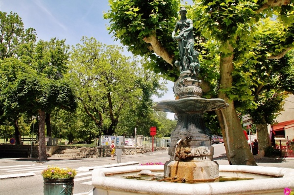 Photo La Bégude-de-Mazenc - Fontaine