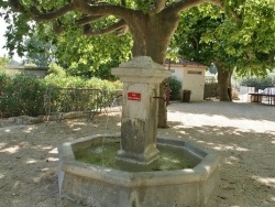 Photo paysage et monuments, Les Granges-Gontardes - la fontaine
