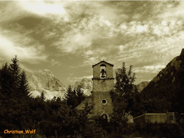 Photo Lus-la-Croix-Haute - Gardienne de la chaîne des Aiguilles ...  la Chapelle de la Jarjatte