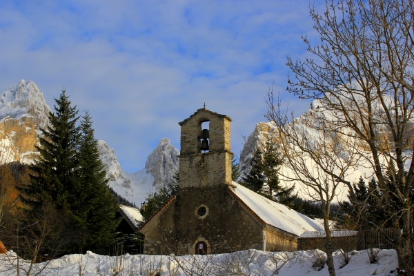 Photo Lus-la-Croix-Haute - Une chapelle bénît de Dieux, au pied des Aiguilles de Lus la Croix Haute