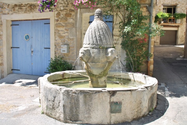 Photo Mirabel-aux-Baronnies - la fontaine