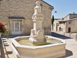 Photo paysage et monuments, Montségur-sur-Lauzon - la fontaine