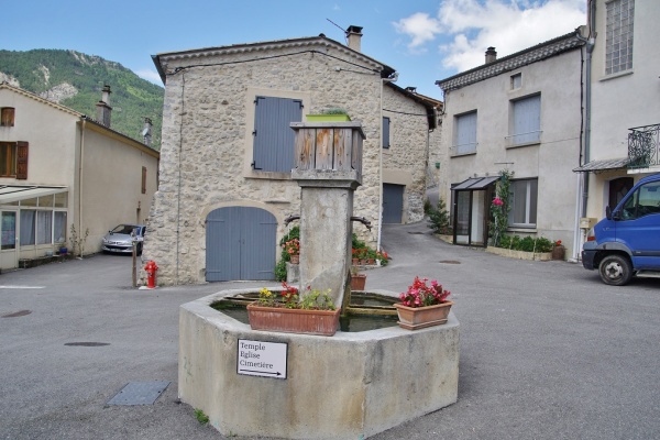 Photo Ponet-et-Saint-Auban - la Fontaine