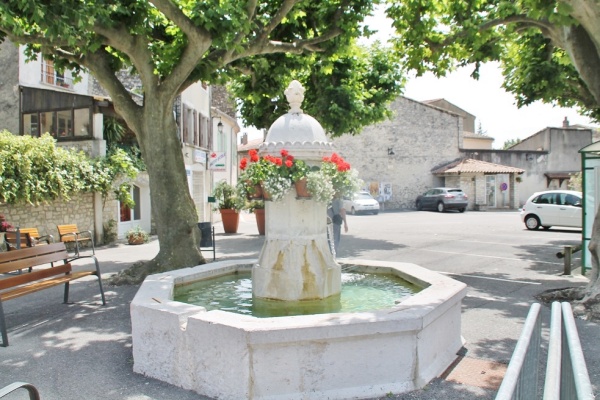 Photo Saint-Marcel-lès-Sauzet - la fontaine