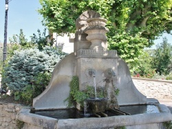 Photo paysage et monuments, Saint-Pantaléon-les-Vignes - la fontaine