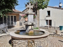 Photo paysage et monuments, Saint-Vincent-la-Commanderie - la fontaine