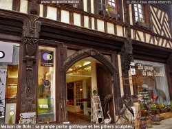 Photo paysage et monuments, Brou - Grande porte gothique de la Maison de Bois, place des Halles, Brou