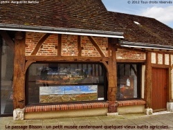 Photo paysage et monuments, Brou - Passage Bisson - une jolie petite maison (un musée) à pans de bois.