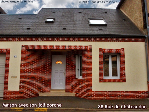 Photo Brou - Façade d'une maison de la rue de Châteaudun avec son joli porche.