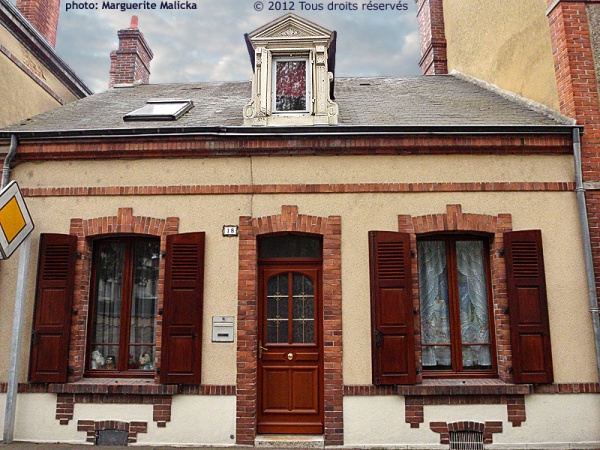 Photo Brou - Façade d'une maison avec sa belle lucarne sculptée, 18 rue de Châteaudun.