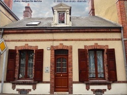 Photo paysage et monuments, Brou - Façade d'une maison avec sa belle lucarne sculptée, 18 rue de Châteaudun.