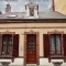 Photo Brou - Façade d'une maison avec sa belle lucarne sculptée, 18 rue de Châteaudun.