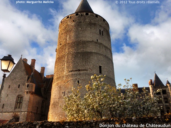 Photo Châteaudun - "La grosse tour" (ou donjon) du château de Châteaudun.