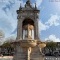 Très belle Fontaine Monumentale située au centre de la place du 18-Octobre