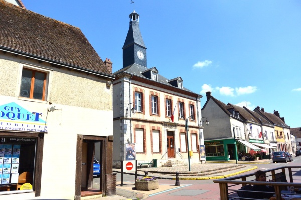Photo Courville-sur-Eure - Courville sur Eure-Centre ville.