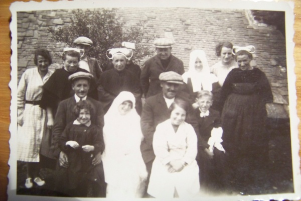 Première communion dedans l'église de Gouézec vers 1930.