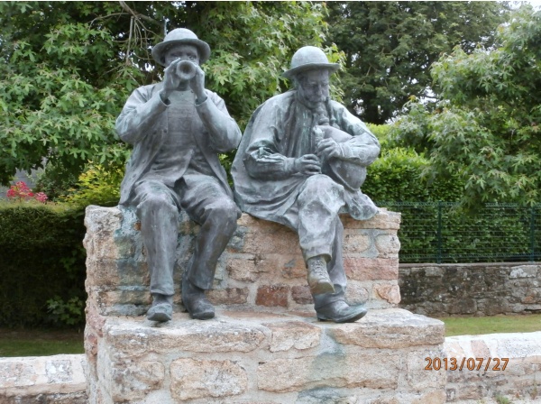 Photo Plozévet - statue au centre