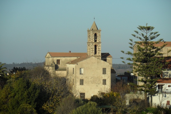 Photo Aléria - L'Eglise Saint-Marcel vu du l'intérieur du site archéologique ALERIA