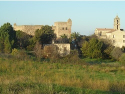 Photo paysage et monuments, Aléria - Le Fort Matra et L'Eglise Saint Marcel vues du l'intérieur du site archéologique ALERIA