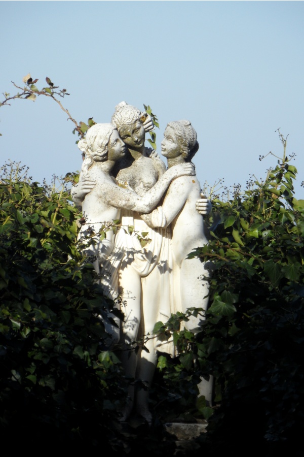 Photo Cervione - Un joli groupe statuaire à l'intèrieur d'une anciènne maison en ruines