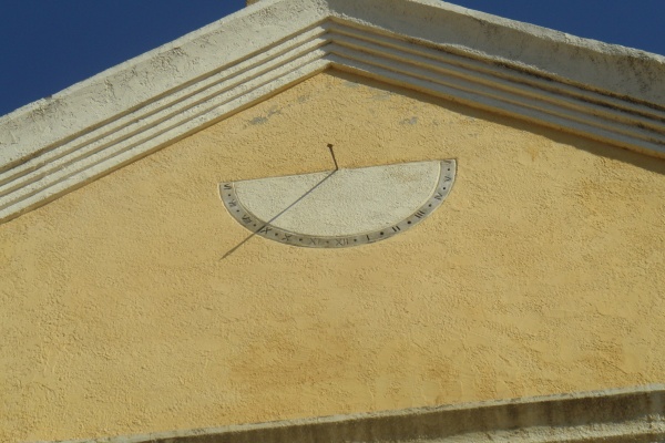 Photo Cervione - L'Eglise Saint Augustin, un détail extérieur - cadran solaire