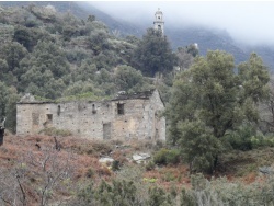 Photo paysage et monuments, Cervione - Cervione - les ruines d'une très ancienne eglise  vue de la D452(1)